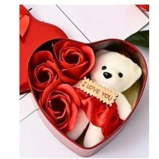 Cajita forma de corazón con oso y pétalos de rosa